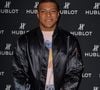 Cette édition limitée à seulement 200 exemplaires met en valeur son numéro 10 ainsi que sa propre devise personnelle.

Kylian Mbappé - People à la soirée "Hublot loves Art" par la marque Hublot à la Fondation Louis Vuitton à Paris. Le 16 décembre 2019
© Veeren / Bestimage