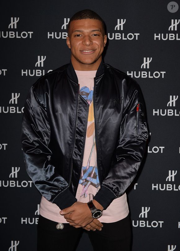 Cette édition limitée à seulement 200 exemplaires met en valeur son numéro 10 ainsi que sa propre devise personnelle.

Kylian Mbappé - People à la soirée "Hublot loves Art" par la marque Hublot à la Fondation Louis Vuitton à Paris. Le 16 décembre 2019
© Veeren / Bestimage