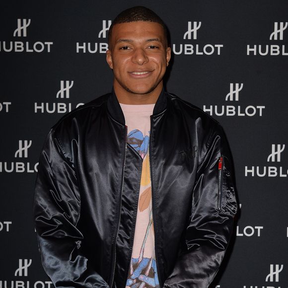 Cette édition limitée à seulement 200 exemplaires met en valeur son numéro 10 ainsi que sa propre devise personnelle.

Kylian Mbappé - People à la soirée "Hublot loves Art" par la marque Hublot à la Fondation Louis Vuitton à Paris. Le 16 décembre 2019
© Veeren / Bestimage