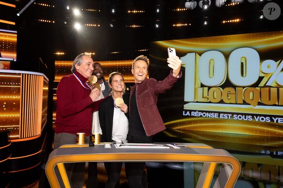 Il a pris la pose à leurs cotés pendant l'enregistrement, et également partagé ce moment avec Cyril Féraud, récemment élu animateur préféré des Français.

Exclusif - Cyril Féraud, Philippe Lavil, Noom Diawara, Déroulède en backstage de l'enregistrement de l'émission "100% Logique", présentée par C.Féraud et diffusée le 7 mars 2026 sur France 2, à Saint Denis, France, le 26 novembre 2025. © Jeremy Melloul/Bestimage