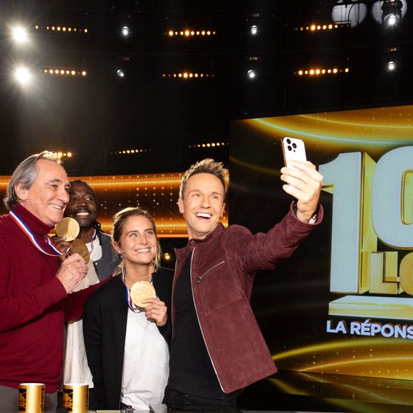 Il a pris la pose à leurs cotés pendant l'enregistrement, et également partagé ce moment avec Cyril Féraud, récemment élu animateur préféré des Français.

Exclusif - Cyril Féraud, Philippe Lavil, Noom Diawara, Déroulède en backstage de l'enregistrement de l'émission "100% Logique", présentée par C.Féraud et diffusée le 7 mars 2026 sur France 2, à Saint Denis, France, le 26 novembre 2025. © Jeremy Melloul/Bestimage