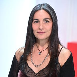 Au cœur de cette marque : la Rosa Mosqueta, ou Rose Musquée en français.

Exclusif - Azucena Caamaño Pagny - Enregistrement de l'émisssion Vivement dimanche au studio Gabriel, présentée par Michel Drucker . Diffusion sur France 2 le 21 Novembre 2021 . © Guillaume Gaffiot / Bestimage