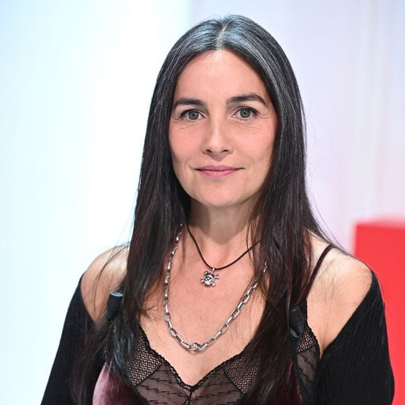 Au cœur de cette marque : la Rosa Mosqueta, ou Rose Musquée en français.

Exclusif - Azucena Caamaño Pagny - Enregistrement de l'émisssion Vivement dimanche au studio Gabriel, présentée par Michel Drucker . Diffusion sur France 2 le 21 Novembre 2021 . © Guillaume Gaffiot / Bestimage