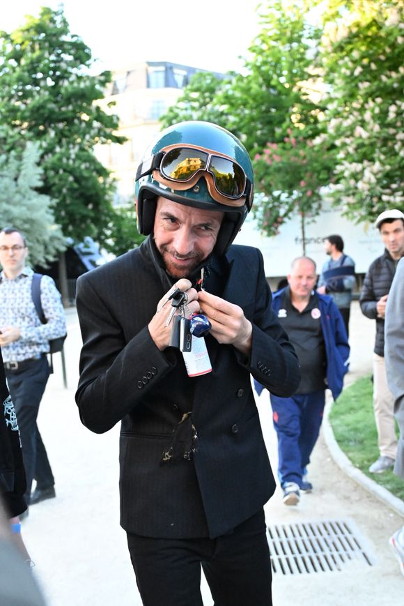 Calogero - Arrivées à l'enregistrement de l'émission "Serge Lama le dernier rappel!" au théâtre Marigny à Paris le 29 avril 2025.

© Yehiel Chekroune / Bestimage