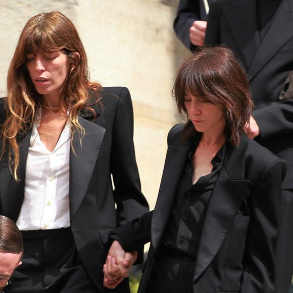 Lou Doillon et Charlotte Gainsbourg - Sorties des obsèques de Jane Birkin en l'église Saint-Roch à Paris.
© Jonathan Rebboah / Panoramic / Bestimage