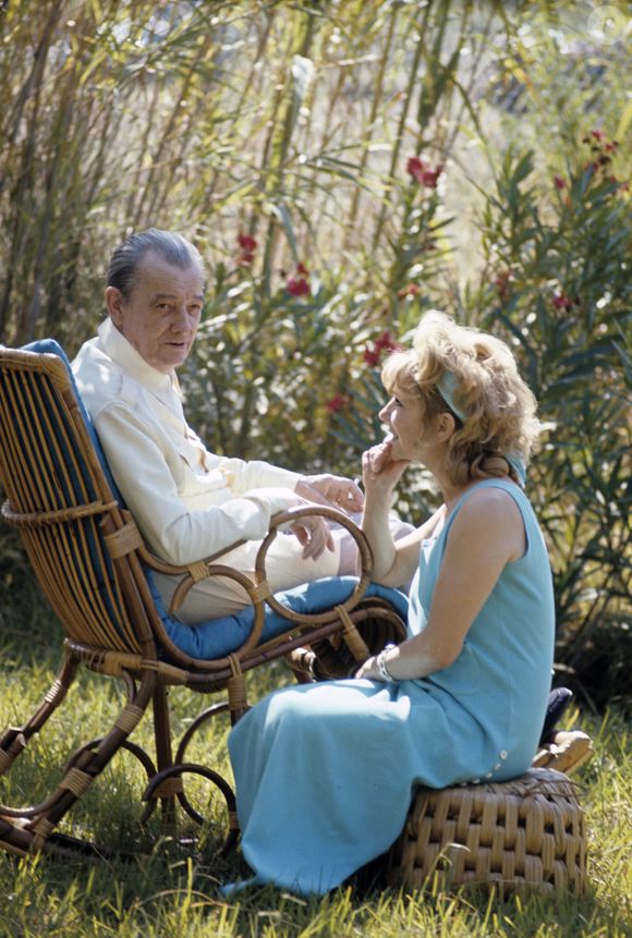 Archives - En France, Jacqueline et Marcel Pagnol dans un jardin, sur le tournage d'une série documentaire en septembre 1972.