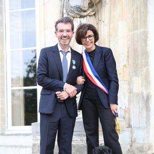 Exclusif - Damien Nougarède, Rachida Dati et son chien Panam 007 - Damien Nougarède reçoit des mains de Rachida Dati les insignes de Chevalier dans l’ordre des Arts et Lettres, lors d’une cérémonie organisée dans la salle des mariages de la mairie du 7ème arrondissement à Paris le 15 juillet 2026. © Alain Guizard/Bestimage