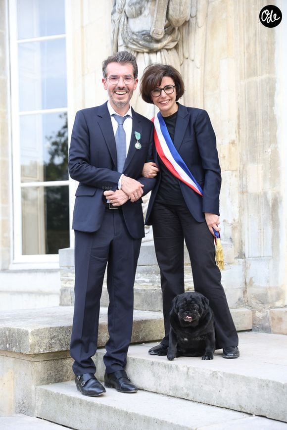 Exclusif - ⁠ ⁠Damien Nougarède, Rachida Dati et son chien Panam 007 - ⁠Damien Nougarède reçoit des mains de Rachida Dati les insignes de Chevalier dans l’ordre des Arts et Lettres, lors d’une cérémonie organisée dans la salle des mariages de la mairie du 7ème arrondissement à Paris le 15 juillet 2026. © Alain Guizard/Bestimage