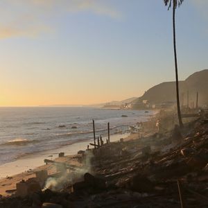 - Vues générales de la Pacific Coast Highway et de ce qui reste du restaurant Moonshadows après les incendies dans la région de Los Angeles 



Pictured: Malibu PCH