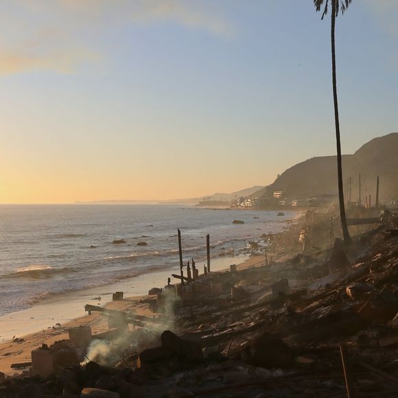 - Vues générales de la Pacific Coast Highway et de ce qui reste du restaurant Moonshadows après les incendies dans la région de Los Angeles 



Pictured: Malibu PCH