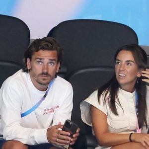 Antoine Griezmann et sa femme Erika Choperena - Célébrités assistent à la victoire de Léon Marchand qui devient champion Olympique sur 400 m 4 nages lors des Jeux Olympiques de Paris 2024 (JO) à Paris La Defense Arena à Nanterre le 28 juillet 2024. © Dominique Jacovides-Pierre Perusseau/Bestimage