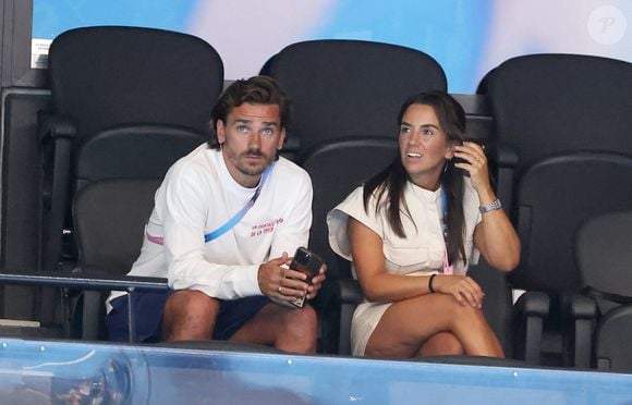 Antoine Griezmann et sa femme Erika Choperena - Célébrités assistent à la victoire de Léon Marchand qui devient champion Olympique sur 400 m 4 nages lors des Jeux Olympiques de Paris 2024 (JO) à Paris La Defense Arena à Nanterre le 28 juillet 2024. © Dominique Jacovides-Pierre Perusseau/Bestimage