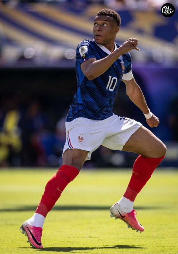 Le Français Kylian Mbappé observe le déroulement d'un match de football de la phase de poules de la Coupe du monde masculine de la FIFA 2026 opposant la France au Sénégal au New York New Jersey Stadium, à East Rutherford, le 16 juin 2026. © PsnewZ/Bestimage