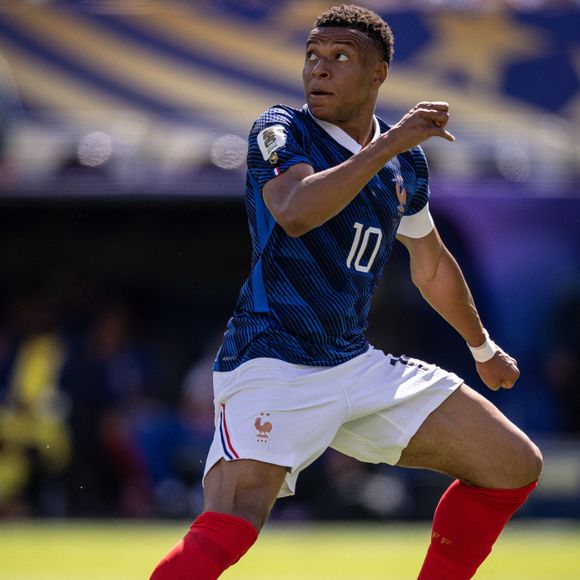 Le Français Kylian Mbappé observe le déroulement d'un match de football de la phase de poules de la Coupe du monde masculine de la FIFA 2026 opposant la France au Sénégal au New York New Jersey Stadium, à East Rutherford, le 16 juin 2026. © PsnewZ/Bestimage