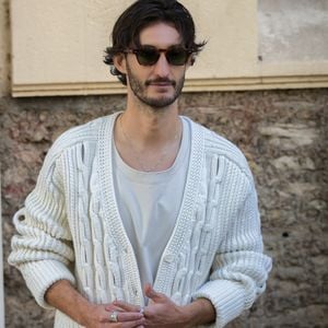 Pierre Niney - Arrivées au défilé Lacoste Collection Femme Prêt-à-Porter Printemps/Eté 2026 lors de la Fashion Week de Paris (PFW) le 5 octobre 2025. © Florian Lavielle/Bestimage
