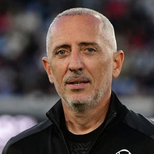 Gad Elmaleh - Célébrités lors du match de gala caritatif entre l'équipe de Nico Capone et celle de Redouane Bougheraba au profit des fondations Théodora et Terres d'espoir en faveur des enfants hospitalisés et des personnes en difficulté au stade de la Tuiliere à Lausanne en Suisse le 6 Septembre 2025. © Romain Doucelin/Bestimage