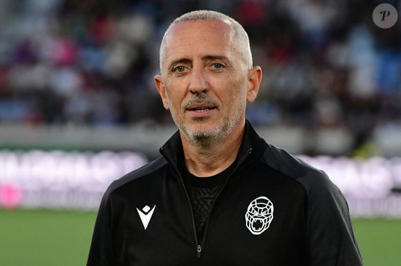 Gad Elmaleh - Célébrités lors du match de gala caritatif entre l'équipe de Nico Capone et celle de Redouane Bougheraba au profit des fondations Théodora et Terres d'espoir en faveur des enfants hospitalisés et des personnes en difficulté au stade de la Tuiliere à Lausanne en Suisse le 6 Septembre 2025. © Romain Doucelin/Bestimage