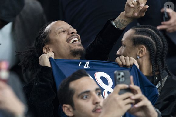 Les Twins, Larry et Laurent Bourgeois - Célébrités des les tribunes lors du match aller du quart de finale de Ligue des champions entre le PSG et Aston Villa (3-1) au Parc des Princes à Paris le 9 avril 2025. © Cyril Moreau/Bestimage