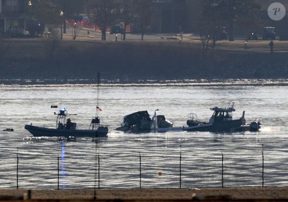 Une collision entre un avion de ligne et un hélicoptère militaire à eu lieu à Washington faisant 67 morts

Une opération de recherche et de sauvetage est en cours après la collision entre un avion régional d'American Eagle et un hélicoptère de l'armée dans la rivière Potomac à Washington DC. Plus de 30 corps ont été repêchés dans le fleuve Potomac où le vol 5342 d'American Eagle et un hélicoptère militaire gisent en ruines. Il n'y a pour l'instant aucun survivant. Photo by Ken Cedeno/UPI /ABACAPRESS.COM