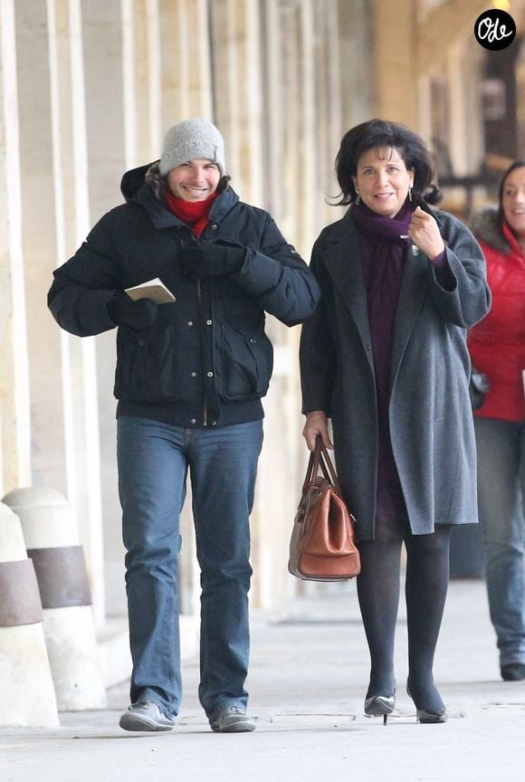 Aujourd'hui, il a changé de cap : se formant dans l'hôtellerie et le secteur du luxe, et signant son premier contrat fixe avec Chanel. De quoi faire sourire sa mère !

Anne Sinclair et son fils Élie Levaï à la sortie du restaurant "Ma bourgogne", place des Vosges à Paris, le 16 novembre 2011. Crédit Bestimage