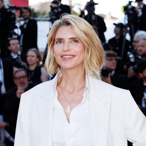 Tailleur-pantalon, chemise et peep-toes assortis.
Alice Taglioni - Montée des marches du film " Histoires de la nuit " lors du 79ème Festival International du Film de Cannes, le 21 mai 2026. © Jacovides-Moreau / Bestimage