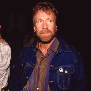 Peu après l'annonce de sa disparition, de fausses informations générées ont envahi les réseaux sociaux. Notamment, des vidéos crées par IA attribuaient des causes de décès et de faux problèmes de santé à l'acteur.

Chuck Norris Circa 1980's

© PPS/Bestimage