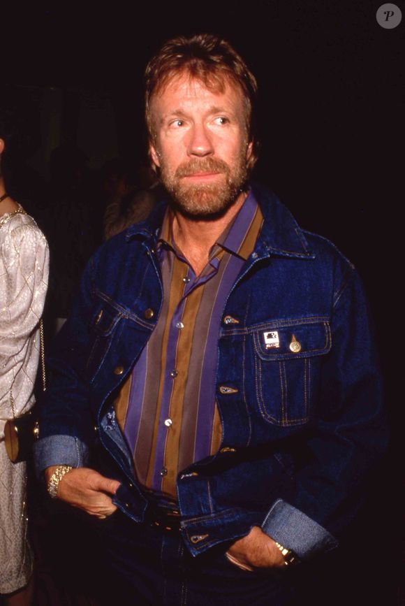 Peu après l'annonce de sa disparition, de fausses informations générées ont envahi les réseaux sociaux. Notamment, des vidéos crées par IA attribuaient des causes de décès et de faux problèmes de santé à l'acteur.

Chuck Norris Circa 1980's

© PPS/Bestimage