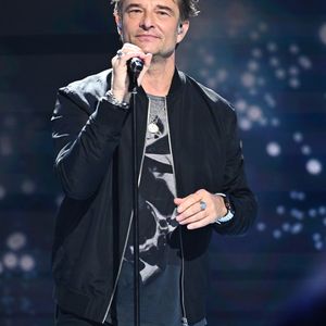 Un message auquel le chanteur a ajouté une photo du défunt

Exclusif - David Hallyday - Enregistrement de l'émission "Vivement Dimanche", présentée par M.Drucker et diffusée le 27 octobre sur France 3
© Guillaume Gaffiot / Bestimage