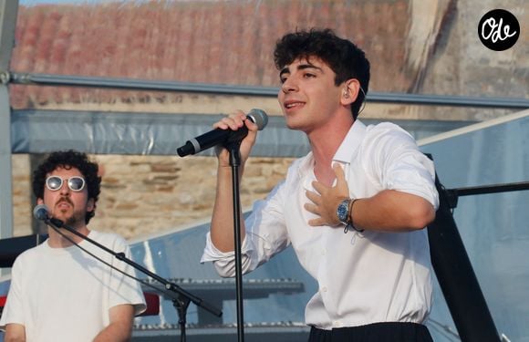 Exclusif - Léon Hesby, le fils de Patrick Bruel, se produit pour la première fois sur scène en France, au festival des Sables-d'Olonne, le 26 juin 2026. En première partie de Marine Delplace, gagnante de la Star Academy (S12), le jeune musicien de 20 ans a chanté un titre en anglais, remportant un franc succès, sous le regard de sa mère, Amanda Sthers. © Noël Carrier / Bestimage