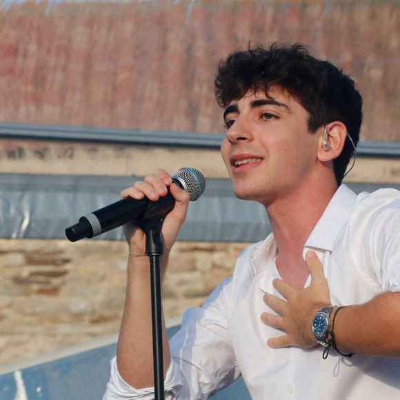 Exclusif - Léon Hesby, le fils de Patrick Bruel, se produit pour la première fois sur scène en France, au festival des Sables-d'Olonne, le 26 juin 2026. En première partie de Marine Delplace, gagnante de la Star Academy (S12), le jeune musicien de 20 ans a chanté un titre en anglais, remportant un franc succès, sous le regard de sa mère, Amanda Sthers. © Noël Carrier / Bestimage