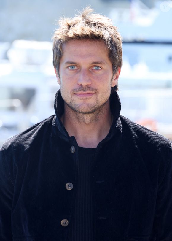 Lucas Bravo au photocall de la série "Merteuil" lors du 27ème Festival de la Fiction de la Rochelle, le 18 septembre 2025.
© Denis Guignebourg / Bestimage