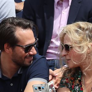Marilou Berry et son compagnon Alexis dit Le Diamantaire (artiste street art) - Les célébrités dans les tribunes
 lors des internationaux de France de Roland-Garros à Paris, le 4 juin 2017. © Dominique Jacovides-Cyril Moreau/Bestimage
