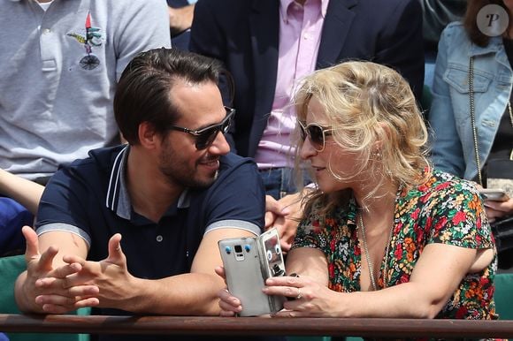 Marilou Berry et son compagnon Alexis dit Le Diamantaire (artiste street art) - Les célébrités dans les tribunes
 lors des internationaux de France de Roland-Garros à Paris, le 4 juin 2017. © Dominique Jacovides-Cyril Moreau/Bestimage