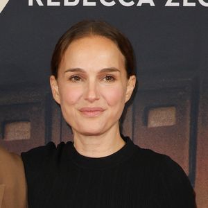 Il s'agit de la première photo de son baby bump publiée durant cette grossesse.

Natalie Portman - Première du film "Vie Privée" au cinéma Pathé Palace à Paris le 20 novembre 2025. © Coadic Guirec/Bestimage
