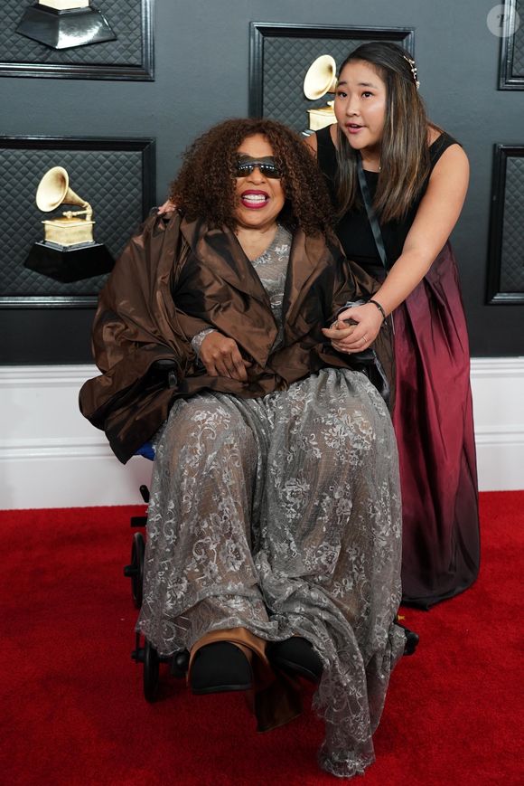 Et de compléter : "Elle est morte paisiblement entourée de sa famille. Roberta a repoussé les limites et battu les records. Elle était aussi une grande éducatrice".

New York, NY - Roberta Flack, l'emblématique chanteuse de R&B connue pour des succès comme « Killing Me Softly With His Song » et « The First Time Ever I Saw Your Face », est décédée à l'âge de 88 ans. (Backgrid USA / Bestimage).