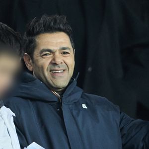 Jamel Debbouze avec son fils Léon - People dans les tribunes du match aller des 8èmes de finale de la ligue des champions entre le PSG et le Bayern Munich au Parc des Princes à Paris le 14 février 2023.