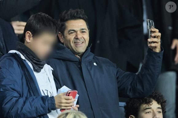 Jamel Debbouze avec son fils Léon - People dans les tribunes du match aller des 8èmes de finale de la ligue des champions entre le PSG et le Bayern Munich au Parc des Princes à Paris le 14 février 2023.