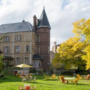 Depuis quelques années, elle vit en famille dans une formidable maison à Nemours...

Claudia Cardinale et sa fille Claudia Squitieri vivent ensemble à Nemours dans une maison historique devenue un lieu culturel, une résidence d'artiste, qui abrite aussi un restaurant et des gîtes.