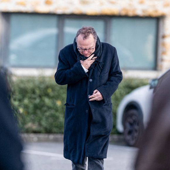 Julien Lepers aux obsèques du chanteur Herbert Léonard au crématorium de Saint-Fargeau-Ponthierry, France, le 12 mars 2025. © Bestimage