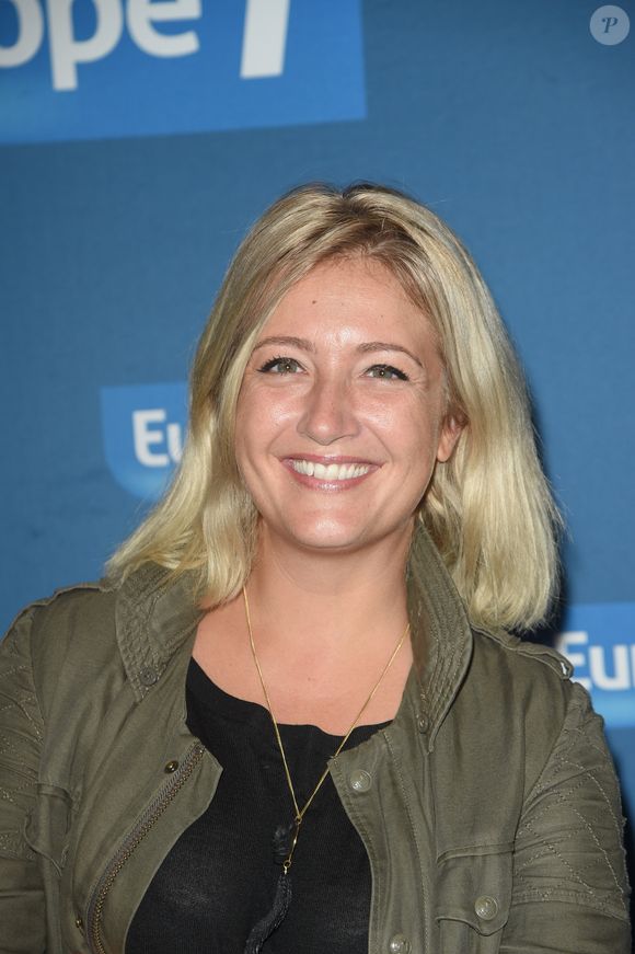 La journaliste officie actuellement sur la station Ici (ex-France Bleu), sur laquelle elle présente l'émission musicale Décibels. Auparavant, Emilie Mazoyer a longtemps travaillé sur le Mouv' mais aussi sur Europe 1.

Emilie Mazoyer - Conférence de rentrée de la radio Europe 1 à Paris le 6 septembre 2018. © Coadic Guirec/Bestimage
