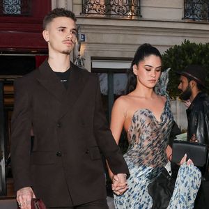 Roméo Beckham et sa compagne Kim Turnbull sortent de l'hôtel La Réserve Paris - Hotel and Spa pour se rendre au défilé de Victoria en marge de la Fashion Week de Paris (PFW), à Paris, France, le 7 mars 2025. © Cyril Moreau/Bestimage