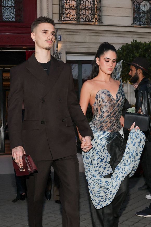 Roméo Beckham et sa compagne Kim Turnbull sortent de l'hôtel La Réserve Paris - Hotel and Spa pour se rendre au défilé de Victoria en marge de la Fashion Week de Paris (PFW), à Paris, France, le 7 mars 2025. © Cyril Moreau/Bestimage