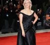 À ses côtés, Mélanie Laurent a misé sur une longue robe noire au style résolument couture.

Mélanie Laurent sur le tapis rouge de la Mostra, à Venise, le 11 septembre 2026. 

Photo par Mark Cape/Insidefoto via ZUMA Press