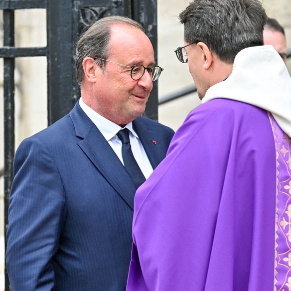 Jean-François Copé à Valérie Pécresse en passant par François Hollande.

François Hollande aux funérailles de B. Chirac à la basilique Sainte-Clotilde à Paris (7e) le 12 juin 2026. L’ancienne première dame de France est décédée le 5 juin 2026 à l’âge de 93 ans. 
© Jacovides / Liewig / Bestimage