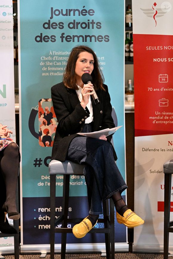 Charlotte Casiraghi a prononcé un discours d'une dizaine de minutes qui a fait mouche
Charlotte Casiraghi a été invitée au 4eme Speed Mentoring, organisé à l'hôtel Columbus à Monaco à l'initiative de SheCanHeCan (SCHC) et l’association des femmes chefs d’entreprises de Monaco (AFCEM), le 5 mars 2025.
La fille de la princesse Caroline de Hanovre a été accueillie par Vibeke Brask Thomsen, fondatrice et directrice de SheCanHeCan et Johanna Houdrouge, présidente de l’AFCEM. Cette manifestation annuelle permet aux jeunes filles dès 11 ans et aux jeunes femmes jusqu’à 25 ans de rencontrer des actives, cheffes de sociétés ou occupant des postes à responsabilités. Une quarantaine de jeunes filles et femmes ont pu échanger avec leurs aînées en poste en Principauté. Le but est d’orienter professionnellement ou de susciter des vocations. Du côté des mentors, une vingtaine de femmes évoluant dans plusieurs secteurs privés étaient présentes aux côtés d’autres du secteur public, telles que Céline Cottalorda, déléguée interministérielle pour le Comité droits des femmes, Elodie Kheng, chef de cabinet du ministre d’Etat, Marine Hugonnet-Grisoul, conseillère nationale, ou encore Marina Ceyssac, haut-commissaire à la protection des droits, des libertés et à la médiation. © Bruno Bebert / Bestimage
