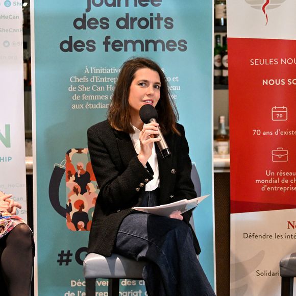 Charlotte Casiraghi a prononcé un discours d'une dizaine de minutes qui a fait mouche
Charlotte Casiraghi a été invitée au 4eme Speed Mentoring, organisé à l'hôtel Columbus à Monaco à l'initiative de SheCanHeCan (SCHC) et l’association des femmes chefs d’entreprises de Monaco (AFCEM), le 5 mars 2025.
La fille de la princesse Caroline de Hanovre a été accueillie par Vibeke Brask Thomsen, fondatrice et directrice de SheCanHeCan et Johanna Houdrouge, présidente de l’AFCEM. Cette manifestation annuelle permet aux jeunes filles dès 11 ans et aux jeunes femmes jusqu’à 25 ans de rencontrer des actives, cheffes de sociétés ou occupant des postes à responsabilités. Une quarantaine de jeunes filles et femmes ont pu échanger avec leurs aînées en poste en Principauté. Le but est d’orienter professionnellement ou de susciter des vocations. Du côté des mentors, une vingtaine de femmes évoluant dans plusieurs secteurs privés étaient présentes aux côtés d’autres du secteur public, telles que Céline Cottalorda, déléguée interministérielle pour le Comité droits des femmes, Elodie Kheng, chef de cabinet du ministre d’Etat, Marine Hugonnet-Grisoul, conseillère nationale, ou encore Marina Ceyssac, haut-commissaire à la protection des droits, des libertés et à la médiation. © Bruno Bebert / Bestimage