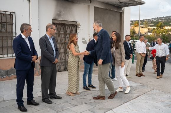 Le roi Felipe VI d'Espagne et la reine Letizia rencontrent des personnes affectées par le volcan Tajogaite pour s'informer sur les travaux de reconstruction de l'île le 6 juin 2025. Europa Press / Bestimage