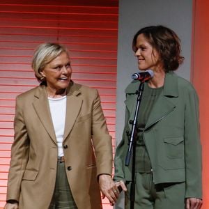 Exclusif - Muriel Robin et sa femme Anne le Nen - Soirée en hommage à Jean-Loup Dabadie à la SACEM à Neuilly-sur-Seine, le 07 avril 2025. © Christophe Clovis / Bestimage