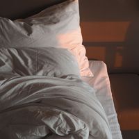 Dormir au frais sans utiliser la clim : cette technique approuvée par les médecins pourrait changer vos nuits pendant la canicule