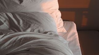 Dormir au frais sans utiliser la clim : cette technique approuvée par les médecins pourrait changer vos nuits pendant la canicule